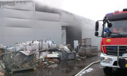 Pożar w hali recyklingowej. Płonęły baterie i elektronika