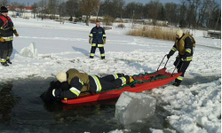 Na Kajakach utopił się pies. Strażacy wyciągali go za pomocą sań