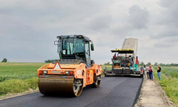 Na drodze relacji Ciechów-Bukówek układana jest nowa nawierzchnia